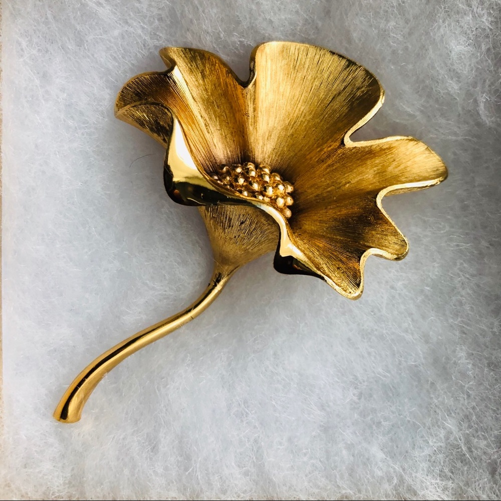 Vintage Monet Very Well-Done Gold Tone Large Flower Brooch